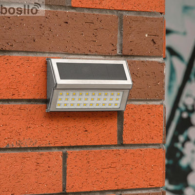 Un bon prix. Lampes murales solaires noires pour une longue durée de travail 8-10 heures Flux lumineux 30LM en ligne